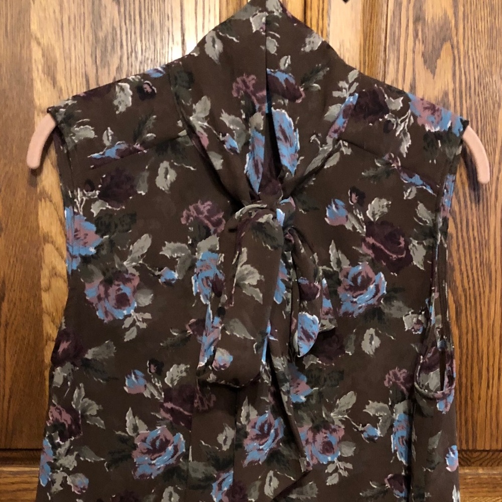 Junees brown floral sleeveless shirt with tie